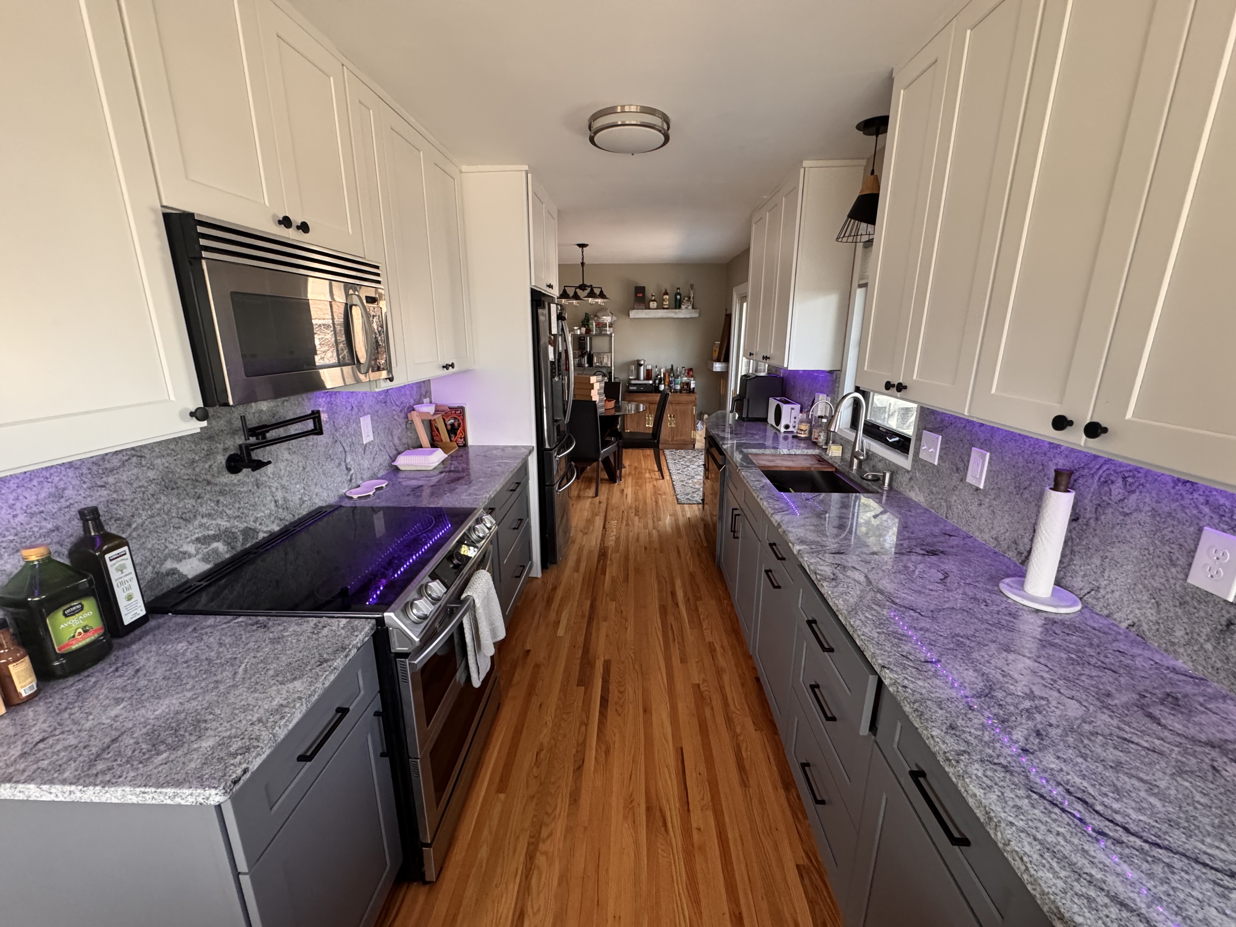 Under-cabinet lighting with a color scene